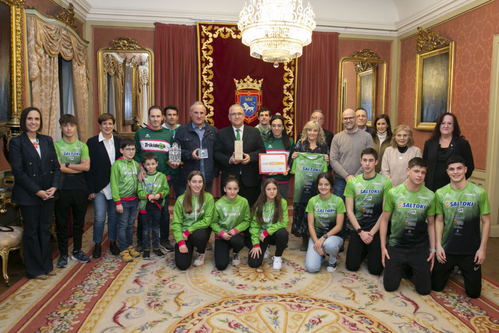 El Ayuntamiento de Pamplona felicita a la escuela de Saltoki Trikideak por el reconocimiento como escuela Oro concedido por la Federaci&oacute;n Espa&ntilde;ola de Triatl&oacute;n